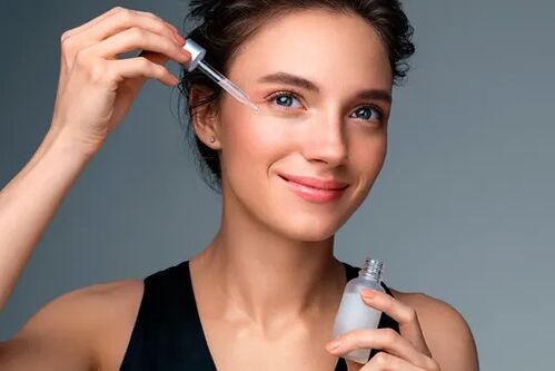 dekle uporablja serum za pomlajevanje